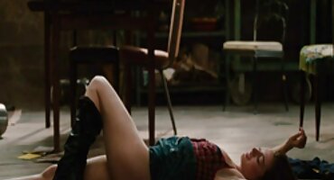 phim rạp Hussar fucks silicone cô gái ở phía trước phim sex dân tộc của máy ảnh.